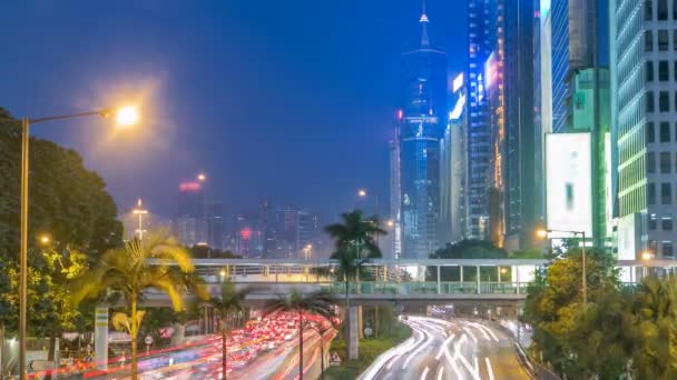 Hong Kong rue avec trafic achalandé et gratte-ciel bureau au crépuscule de jour comme de nuit timelapse . — Video