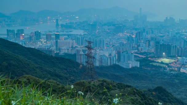 日夜过渡从飞山九龙峰夜以继日香港城市景观天际线. — 图库视频影像