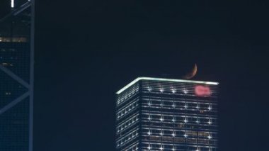 Ay gece timelapse modern gökdelenler ile soyut fütüristik şehir manzarası. Hong Kong