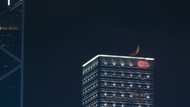 Vista futurista abstracta del paisaje urbano con rascacielos modernos en el timelapse de la noche lunar. Hong Kong — Vídeo de stock