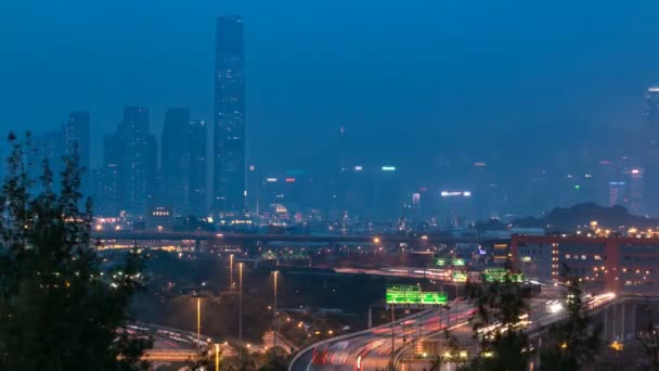 Ορίζοντας του Χονγκ Κονγκ κοντά στο τερματικό κοντέινερ μέρα με τη νύχτα — Αρχείο Βίντεο