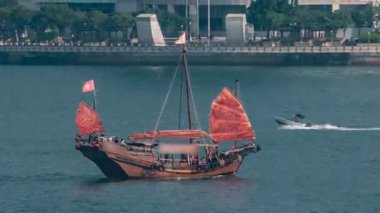 Victoria Limanı önemsiz tekneye Hong Kong timelapse hyperlapse içinde