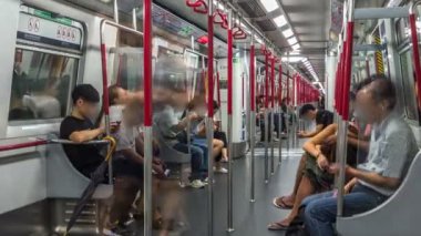 Metro tren iç timelapse, taşıma binmek istasyonda, dış ışıkları tren Windows'da yanıp sönen.