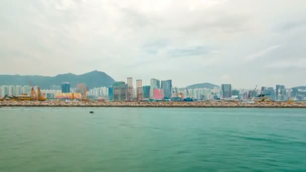 背景として Hong Kong のスカイラインと、ビクトリア ・ ハーバーのタイムラプス hyperlapse を通して星フェリーからの眺め — ストック動画