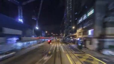 Hk timelapse hyperlapse sokakta çift katlı tramvay görünümü.