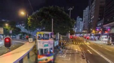Hk timelapse hyperlapse sokakta çift katlı tramvay görünümü.