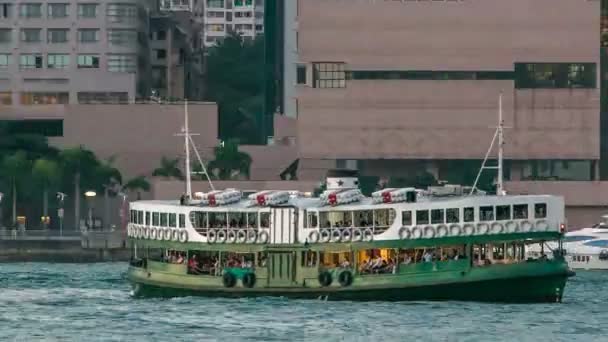 Зірка поромів та інших кораблів пливти через гавань Вікторія таймбер гіперпроміжок, з горизонтом Гонконг як фон — стокове відео