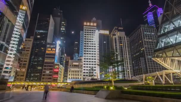 Vista nocturna hiperlapso de tráfico moderno de la ciudad a través de la calle con rascacielos. El lapso de tiempo. Hong Kong — Vídeos de Stock