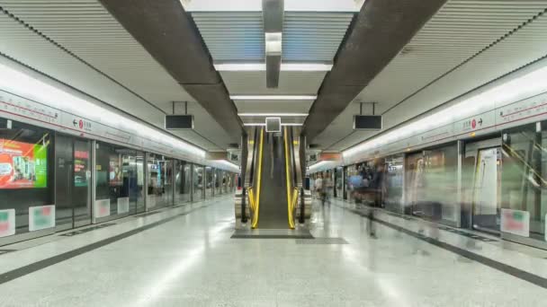 Subway train station interiör timelapse i Central, Hong Kong. MTR är den mest populära transporten i Hong Kong — Stockvideo