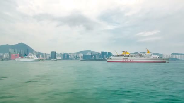 查看从天星小轮通过维多利亚港游戏中时光倒流 hyperlapse，与作为背景 Hong 香港天际线 — 图库视频影像