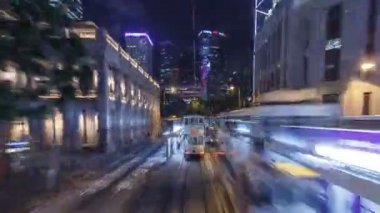 Hk timelapse hyperlapse sokakta çift katlı tramvay görünümü.