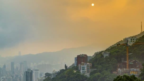 ビクトリアピークタイムラプスからの香港の有名な景色。九龍湾の丘の上に太陽が登っている間に日の出時に撮影. — ストック動画