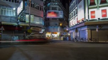 Tsim Sha Tsui street timelapse trafik ile neon ışıkları.