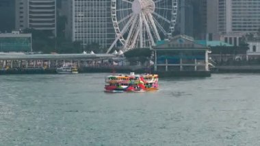 Star Feribot ve diğer gemiler victoria limanı timelapse hyperlapse ile yelken, arka plan olarak Hong Kong silueti ile