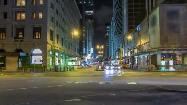 Neon verlichting op Tsim Sha Tsui straat timelapse hyperlapse met verkeer in de buurt van Pehinsula. — Stockvideo