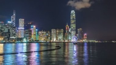 Hong Kong, Çin manzarası panorama gökdelenler arasında Victoria Harbor timelapse geceleri ile.
