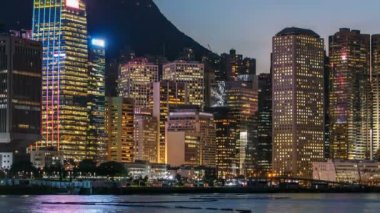 Hong Kong, Çin manzarası panorama gökdelenler gün Victoria Harbor timelapse genelinde gece için.