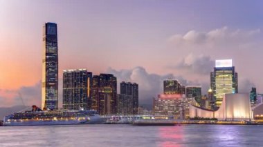 Hong Kong, Çin manzarası panorama gökdelenler gün Victoria Harbor timelapse genelinde gece için.