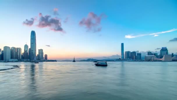 香港, 中国天际线全景与摩天大楼从横跨维多利亚港 timelapse. — 图库视频影像