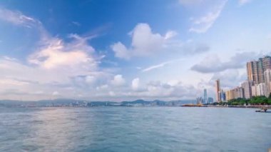 Hong Kong, Çin manzarası panorama gün Victoria Harbor timelapse genelinde gece için.