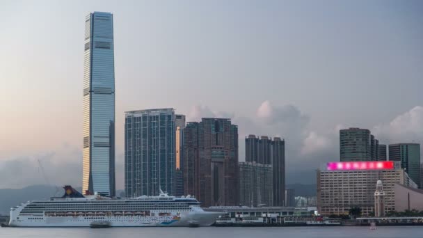 Hong Kong, China skyline panorama met wolkenkrabbers van over Victoria Harbor avond timelapse. — Stockvideo