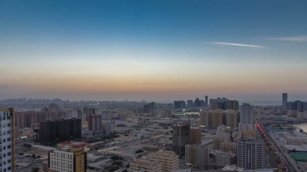 Paisaje urbano de Ajman desde la azotea día hasta la noche timelapse. Ajman es la capital del emirato de Ajman en los Emiratos Árabes Unidos . — Vídeo de stock