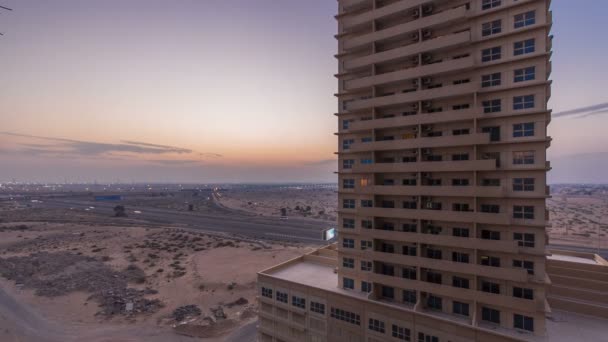 Paisaje urbano de Ajman desde la azotea día hasta la noche timelapse. Ajman es la capital del emirato de Ajman en los Emiratos Árabes Unidos . — Vídeo de stock