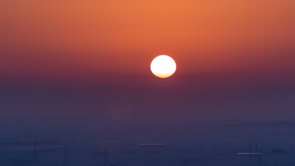 美丽的日出在孤独的沙漠和山的背景时间推移，阿杰曼，阿联酋 — 图库视频影像