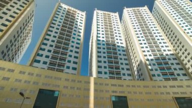 Ajman timelapse hyperlapse modern yeni kuleleri. Cityscape Ajman.
