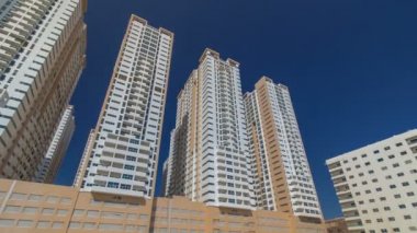 Ajman timelapse hyperlapse modern yeni kuleleri. Cityscape Ajman.