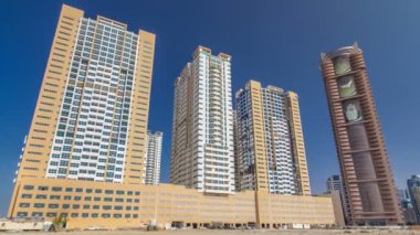 Ajman timelapse hyperlapse modern yeni kuleleri. Cityscape Ajman.