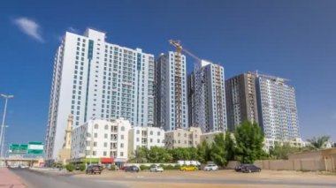 Ajman timelapse hyperlapse modern yeni kuleleri. Cityscape Ajman.