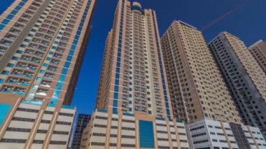 Ajman timelapse hyperlapse modern yeni kuleleri. Cityscape Ajman.