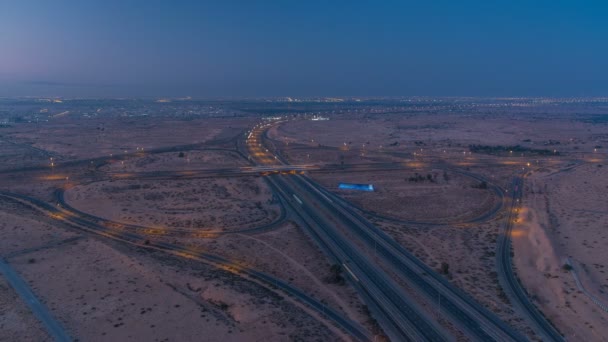 Drumurile de autostradă cu trafic de noapte la zi se scurg într-un oraș mare de la Ajman la Dubai înainte de răsăritul soarelui. Conceptul de transport . — Videoclip de stoc