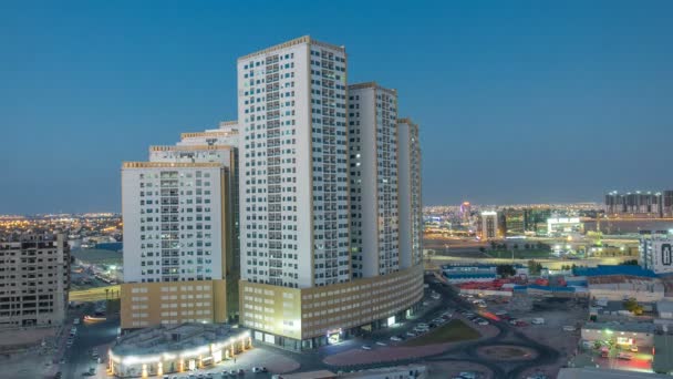 Panoráma města Ajmanu od střešní dne na noční timelapse. Ajman je městem emirát Ajman ve Spojených arabských emirátech. — Stock video