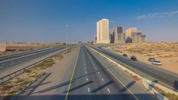 Carreteras con timelapse de tráfico en una gran ciudad de Ajman a Dubai antes del atardecer. Concepto de transporte . — Vídeo de stock