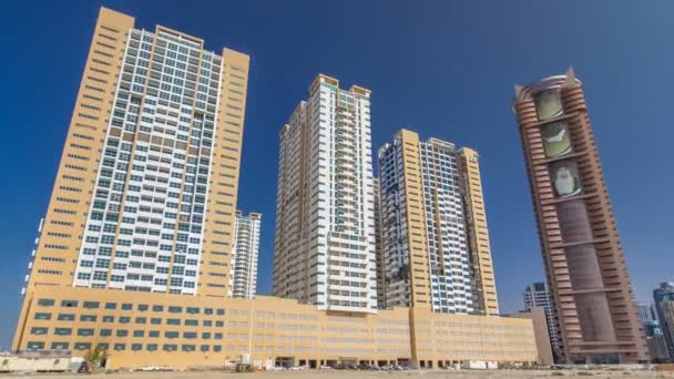 Nouvelles tours modernes dans Ajman timelapse hyperlapse. Paysage urbain d'Ajman . — Video