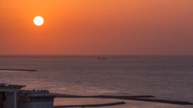 Çatı timelapse günbatımı Ajman'deki / daki. Ajman Emirliği Ajman, Birleşik Arap Emirlikleri başkentidir.