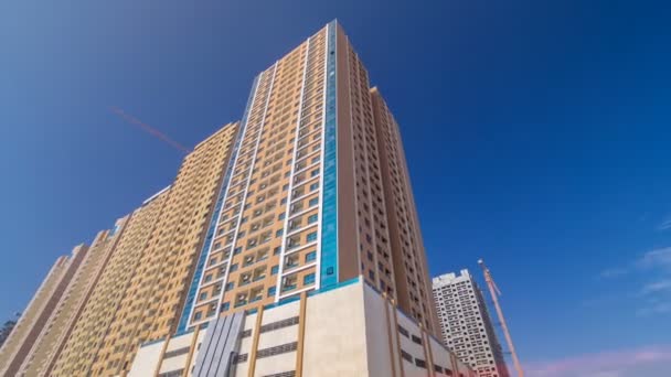 Nuevas torres modernas en Ajman timelapse hiperlapso. Paisaje urbano de Ajman . — Vídeos de Stock