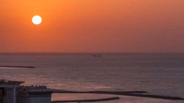 Západ slunce v Ajmanu ze střešní timelapse. Ajman je městem emirát Ajman ve Spojených arabských emirátech. — Stock video