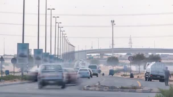 Highway vägar med trafik timelapse i en storstad från Ajman till Dubai före solnedgången. Transport konceptet. — Stockvideo