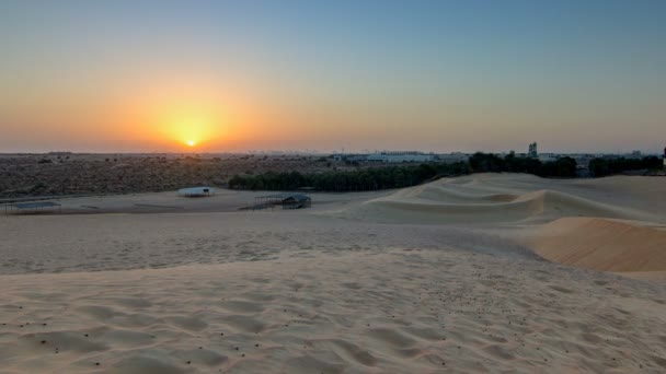 Deserto extremo timelapse paisagem com pôr do sol laranja, belo fundo arenoso com luz solar quente, Emirados Árabes Unidos, Ajman — Vídeo de Stock