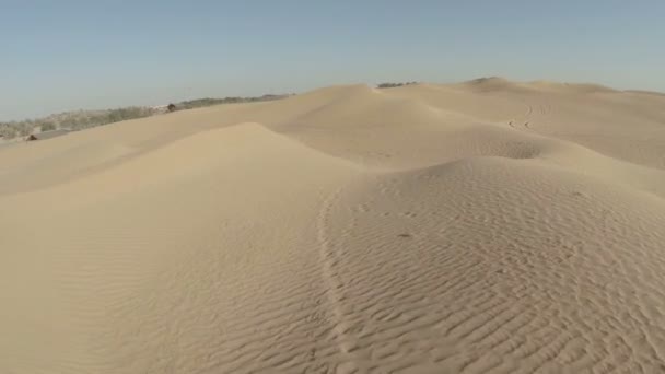 Dunes jaunes du désert et ciel aérien .