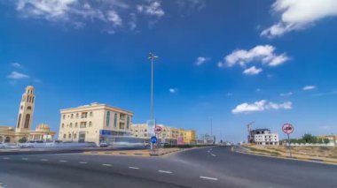 Hazır ve konstroksiyon zaman atlamalı villaile Ajman Cityscape. Ajman, Birleşik Arap Emirlikleri'ndeki Ajman Emirliği'nin başkentidir..
