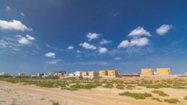 Hazır ve konstroksiyon zaman atlamalı villaile Ajman Cityscape. Ajman, Birleşik Arap Emirlikleri'ndeki Ajman Emirliği'nin başkentidir..