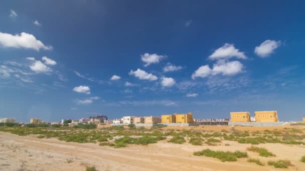 Paisaje urbano de Ajman con villas listas y bajo temporizador de constelación. Ajman es la capital del emirato de Ajman en los Emiratos Árabes Unidos . — Vídeos de Stock