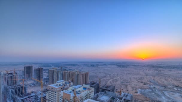 Z Ajman se nachází na střeše s časusvitem východu slunce. Ajman je hlavní město emirát Ajman ve Spojených arabských emirátech.. — Stock video