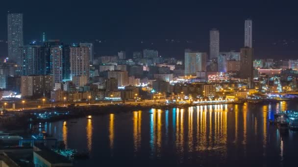 Panoráma města Ajmanu od střechy v noci timelapse. Ajman je městem emirát Ajman ve Spojených arabských emirátech. — Stock video