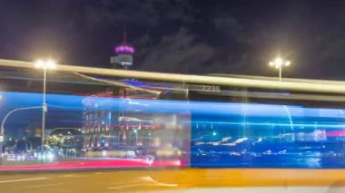 Barselona Arena ile Plaza de Espana timelapse hiperlapse Gece görünümü, İspanya.