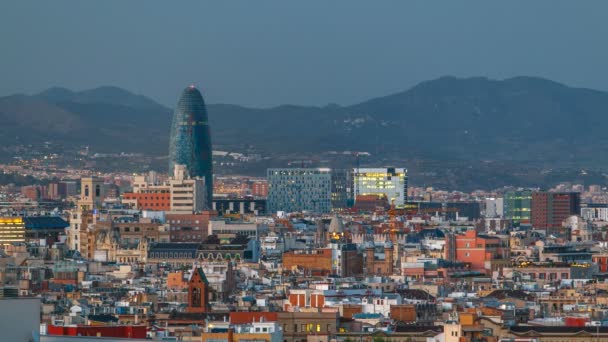 Barcelona cityscape Agbar Kulesi ayakta timelapse dışarı ile — Stok video